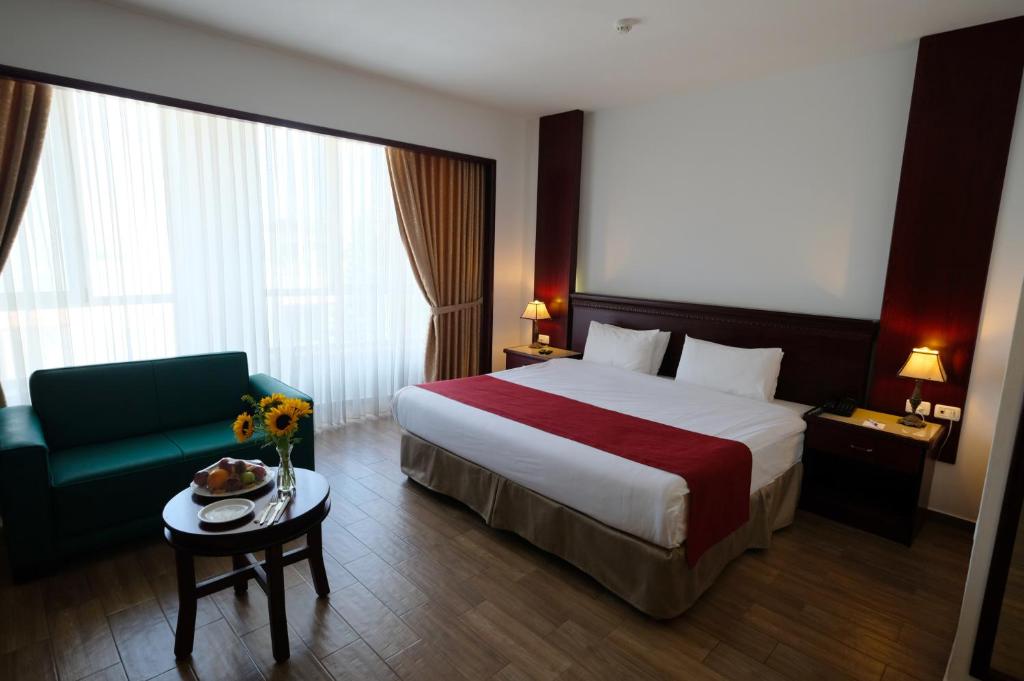 拉马拉城市客栈皇宫酒店的酒店客房,配有床和蓝色的沙发