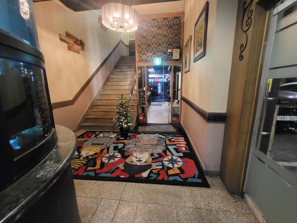 利川市Mokhwa Motel的楼内铺着地毯的走廊