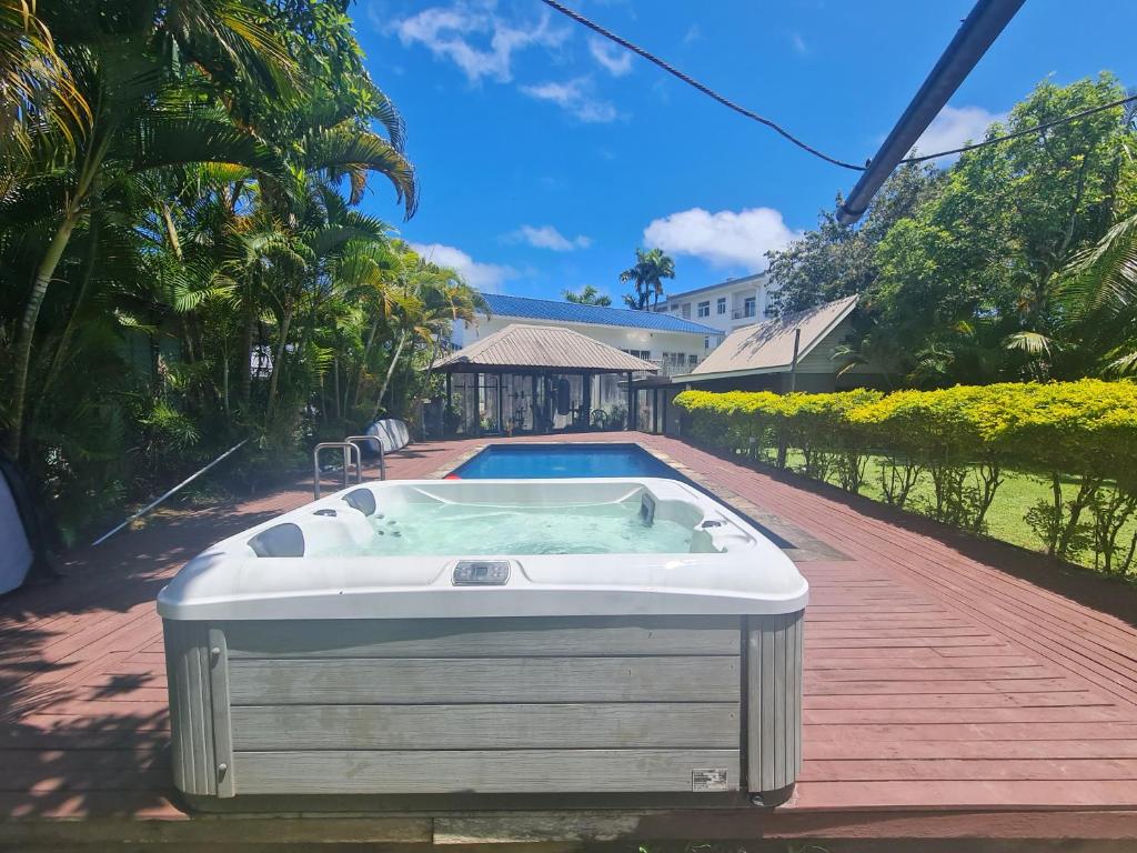 苏瓦Nasese paradise的庭院中间的热水浴池