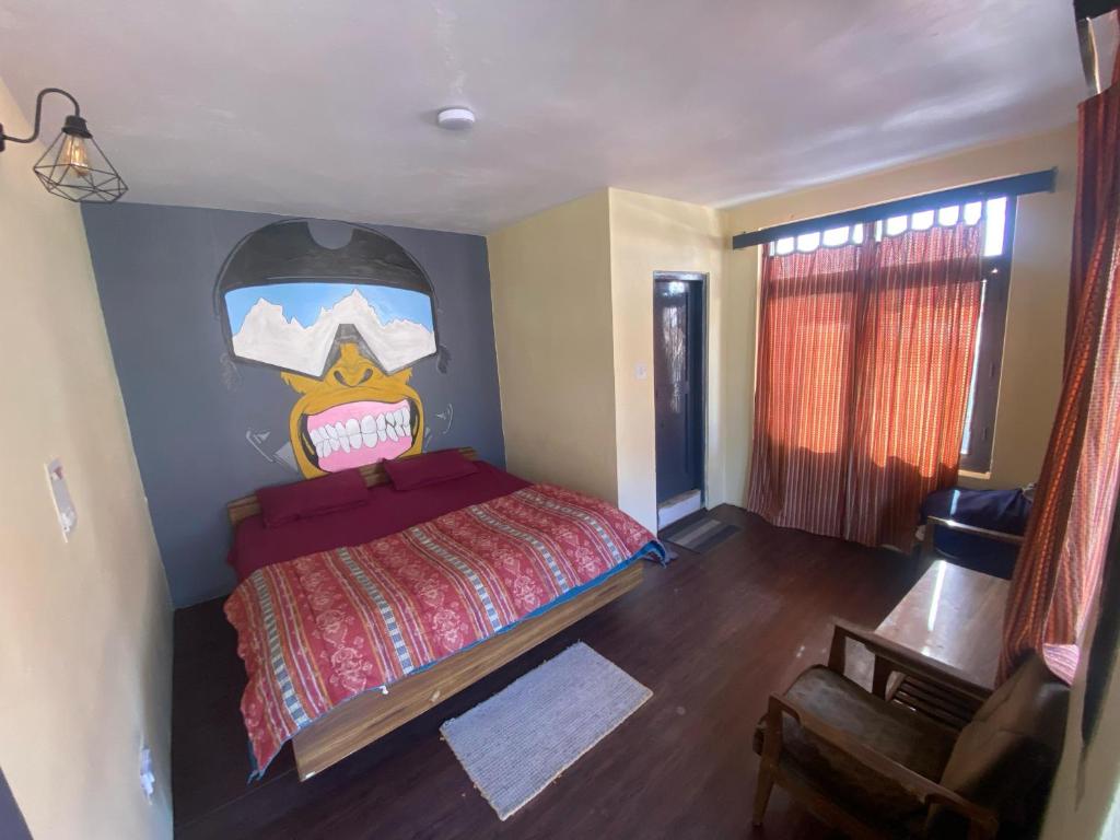 马拉里Krishna Guesthouse by AttiC Monkey, Old manali next to Drifters cafe的一间卧室配有一张壁画床