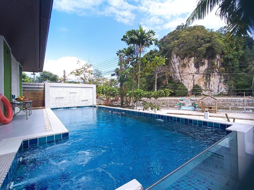 Ban Krabi YaiKrabi River Cottage Pool Villa的一座大游泳池,后面是一座山