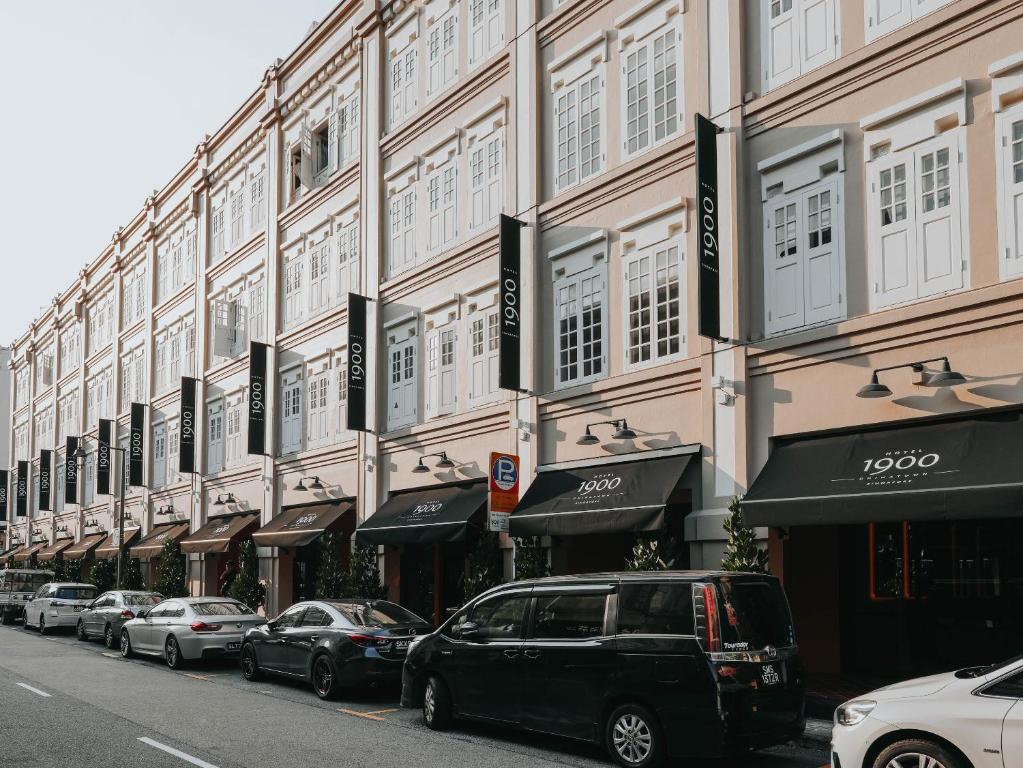 新加坡Hotel 1900 Express Chinatown的停在大楼前的一排汽车