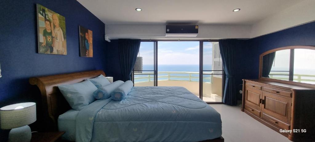 Ban ChamrungVIP Condochain Rayong的一间卧室设有一张床,享有海景