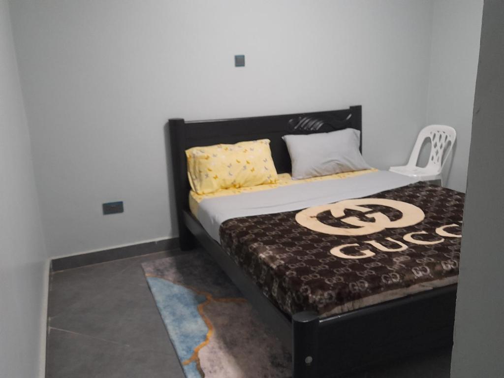 坎帕拉Ella Apartment Albert Cook Road的一张位于带黑白床垫的房间内的床铺