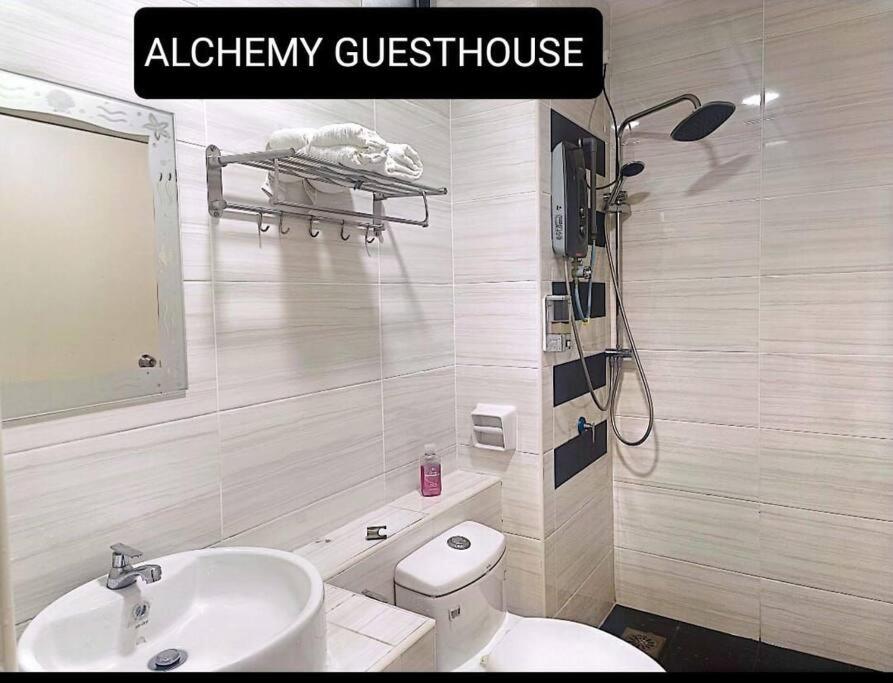 新山Alchemy Guesthouse D'summit Residence with Netflix的浴室配有白色卫生间和盥洗盆。