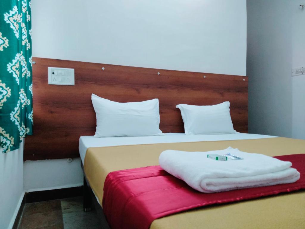 钦奈Hotel Royal Green Inn的一间卧室配有两张带白色枕头的床