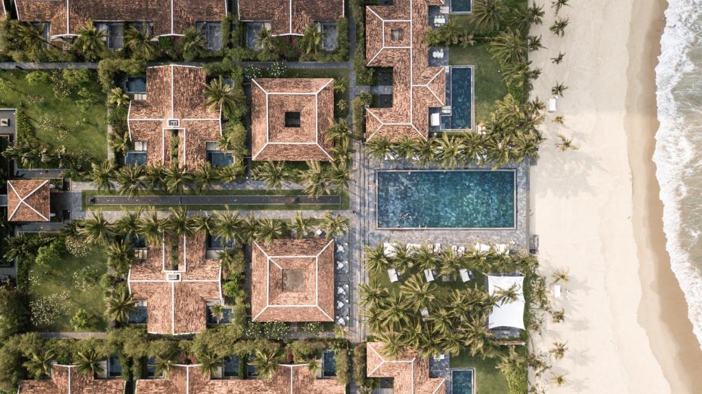 岘港TIA Wellness Resort - Spa Inclusive的享有带游泳池的度假村的空中景致