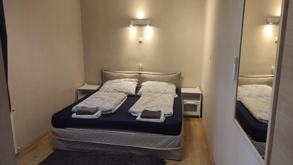 佩奇Belvárosi Apartman的一间小卧室,配有带毛巾的床