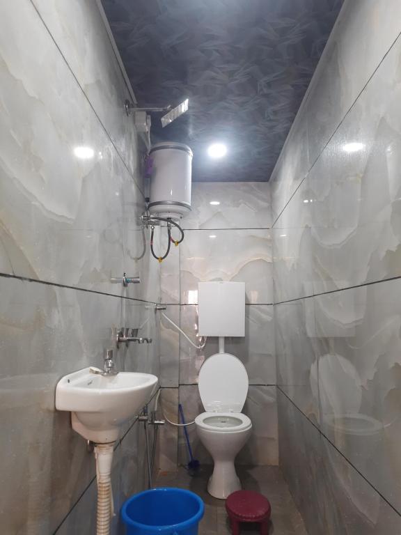乌贾因Hanumant kripa geust house only for family的一间带卫生间和水槽的浴室
