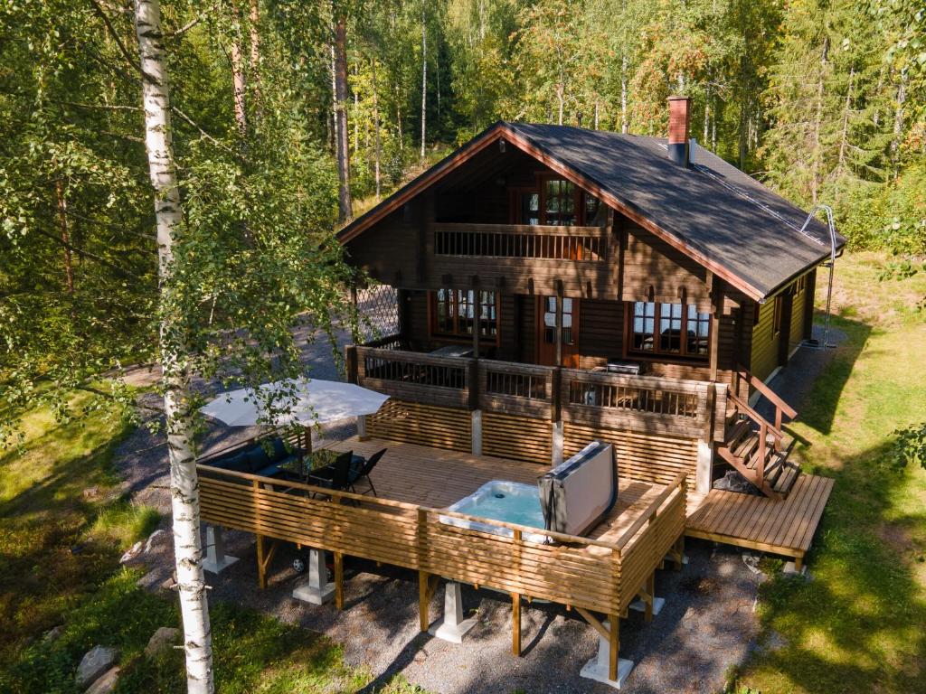 KoroVilla Nurminiemi的树林中小木屋的顶部景色