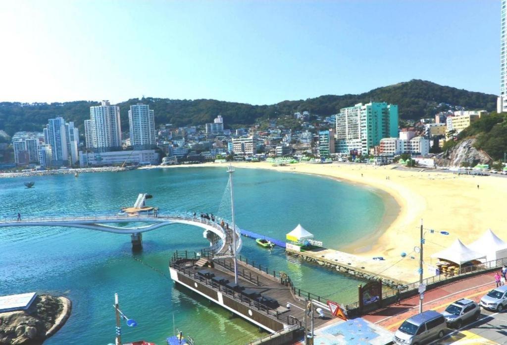 釜山Q5 Hotel Busan Songdo的海滩上的一座桥