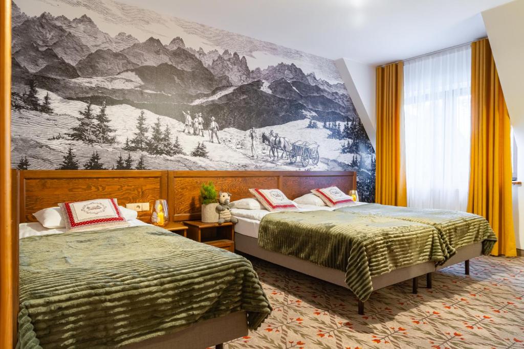扎科帕内Pensjonat Maria 5的一间卧室配有两张床和壁画