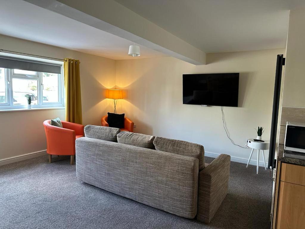 斯特劳德Lovely 2-Bed Apartment in Stroud的带沙发和电视的客厅