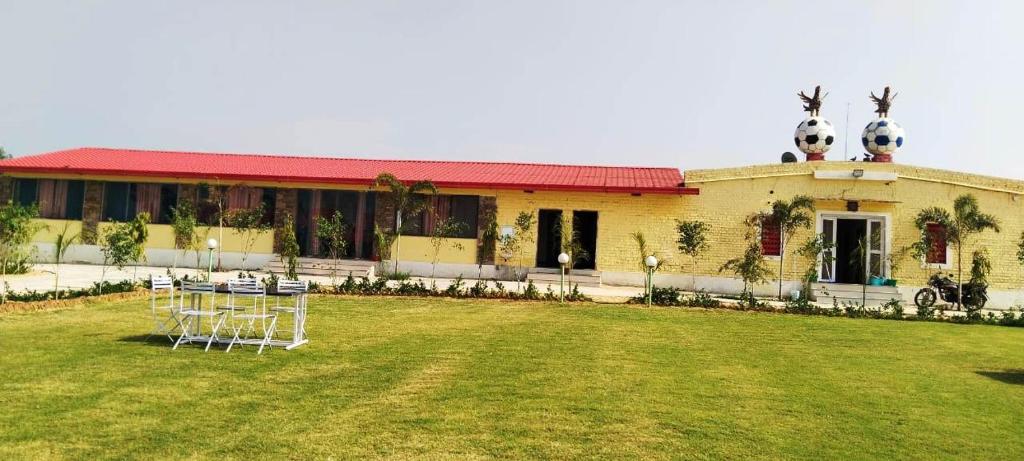 布什格尔SK Pushkar Resort的前面有草坪的建筑