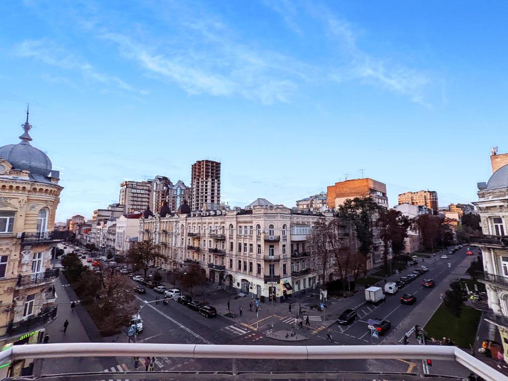 基辅皇家大酒店的享有繁华的城市街道和建筑的景色