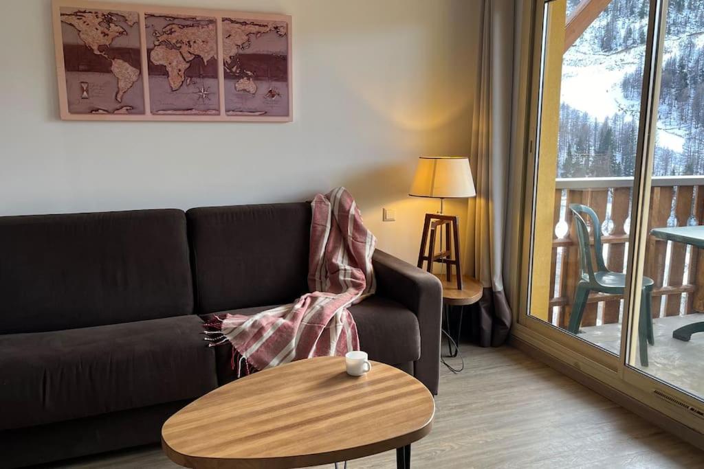 伊索拉2000Refuge des Vues Alpines Isola 2000的带沙发和咖啡桌的客厅