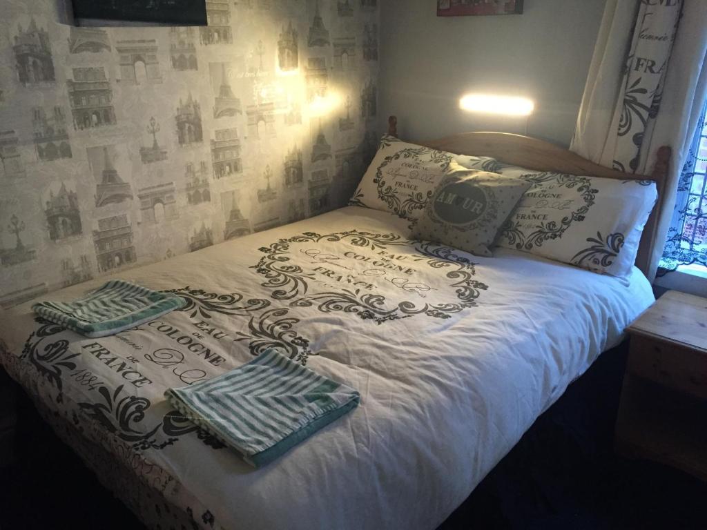 布莱克浦百利酒店 的一间卧室配有带白色床单和枕头的床。