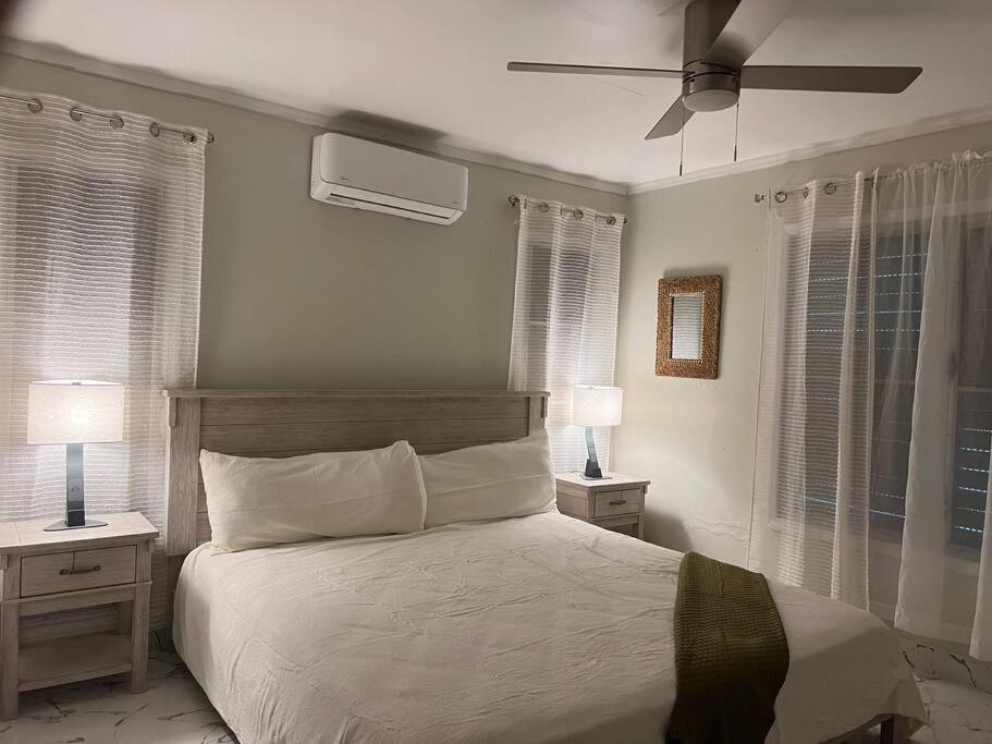 克里斯琴斯特德Queen's Landing Island Paradise的一间卧室配有一张带吊扇的床
