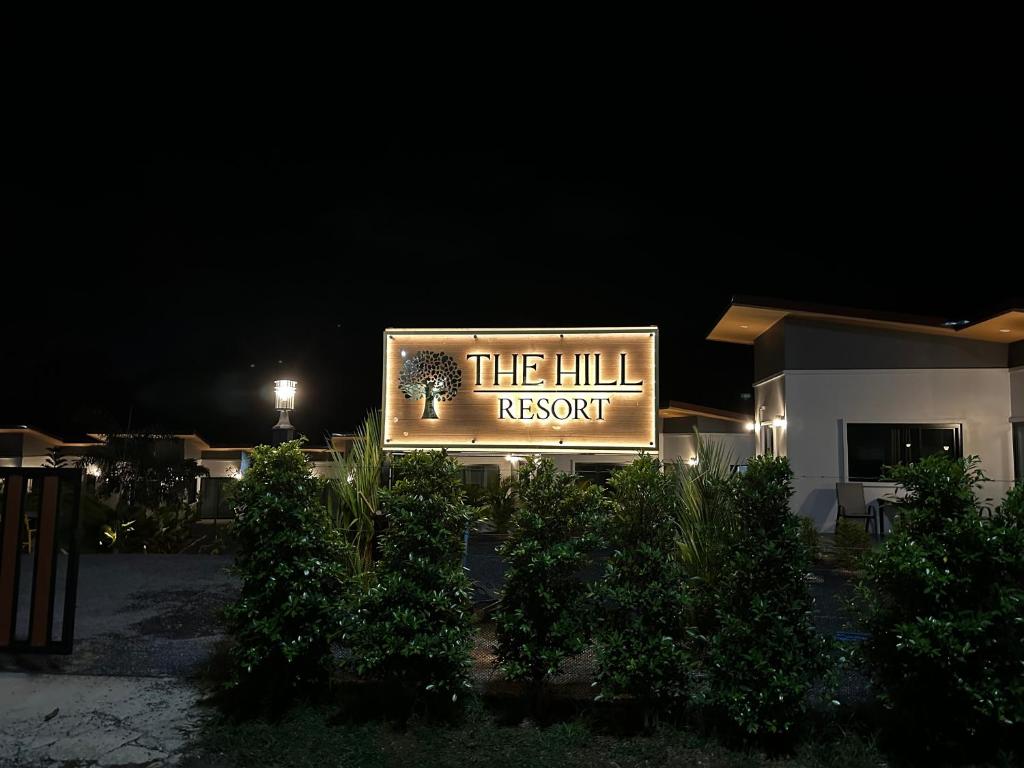 普吉镇The Hill resort Thalang的夜间登山度假村的标志