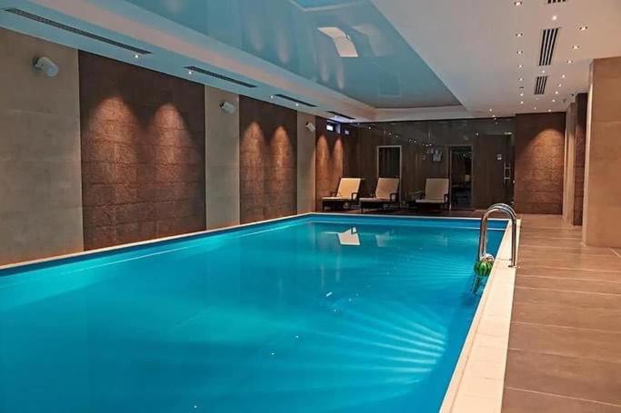 巴库里阿尼Orbi Palace Hotel Bakuriani的在酒店房间的一个大型游泳池