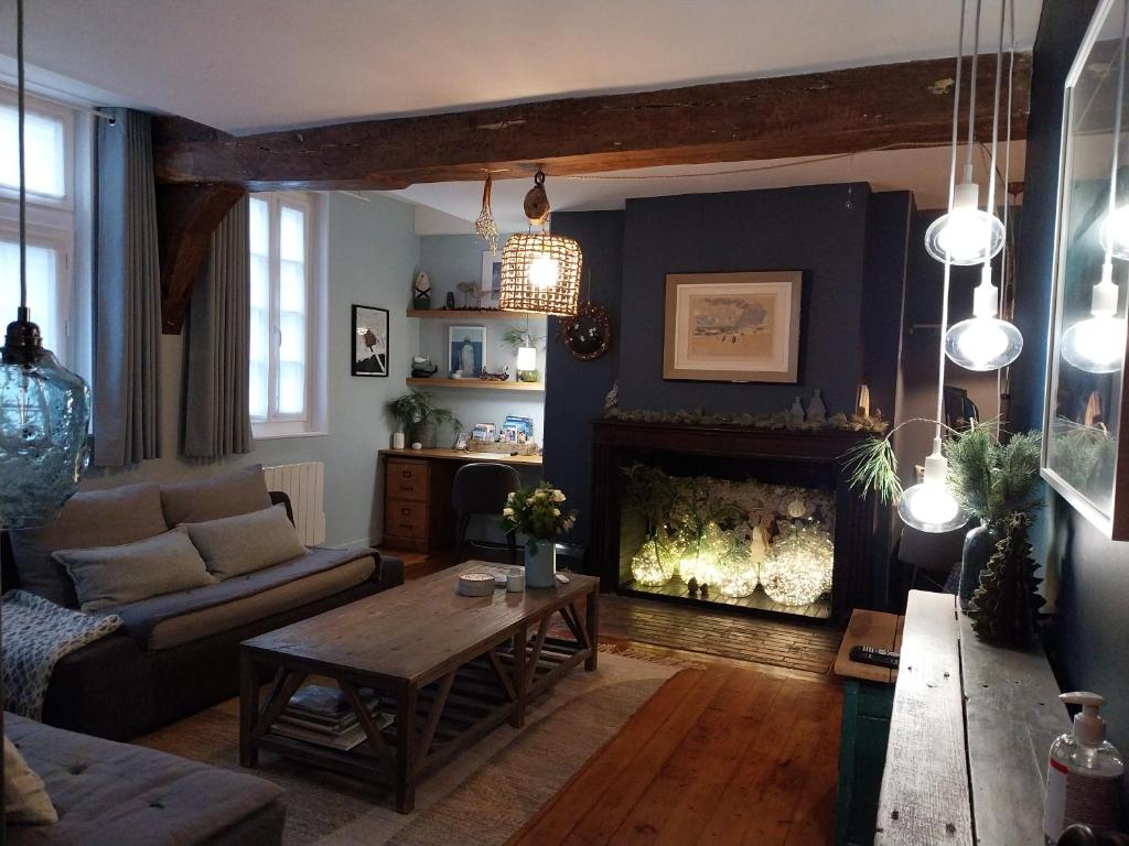 翁弗勒尔La Cabane du Pecheur的带沙发和壁炉的客厅