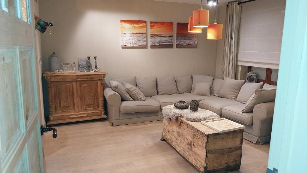 尼乌波特Dream@coast的客厅配有沙发和桌子
