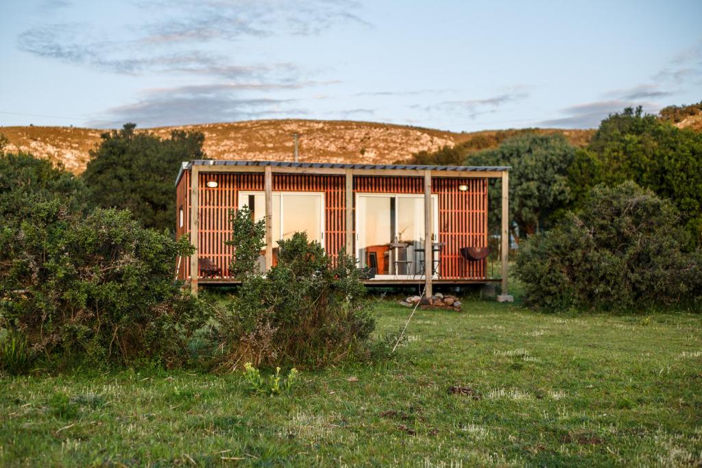 米纳斯Bungalow de campo Nabucco - sierras, naturaleza y descanso的田野中的一个小房子