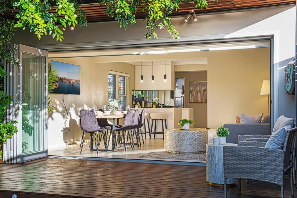 悉尼Charming house in Leichhardt的客厅和带桌椅的用餐室