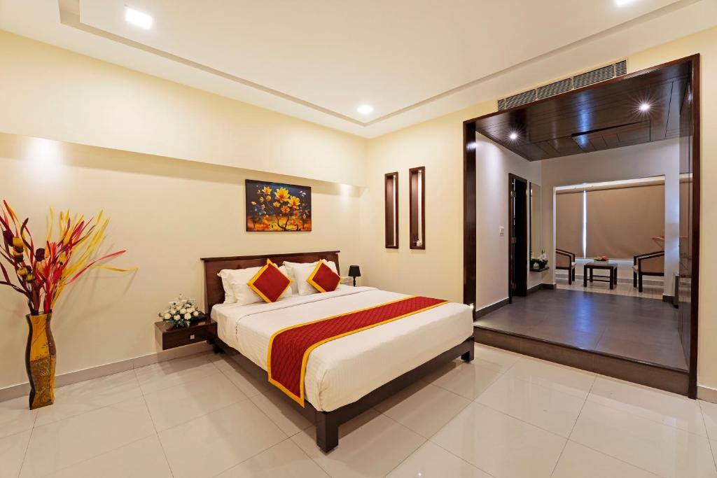 班加罗尔Clover - A Rivido Hotel Jigani的一间带大床的卧室和一间客厅