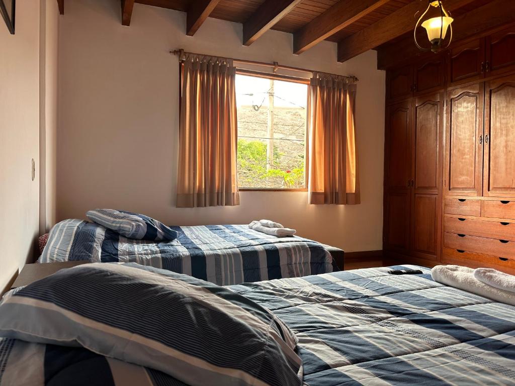 利马Habitacion doble vista a la Huaca Miraflores的一间卧室设有两张床和窗户。