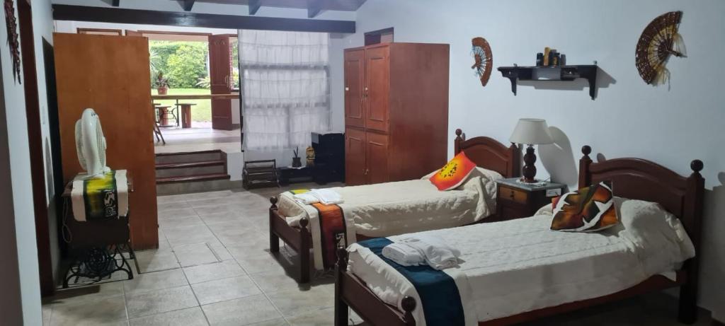 圣洛伦索Casa MOVA的一间带两张床的卧室和一间带窗户的房间