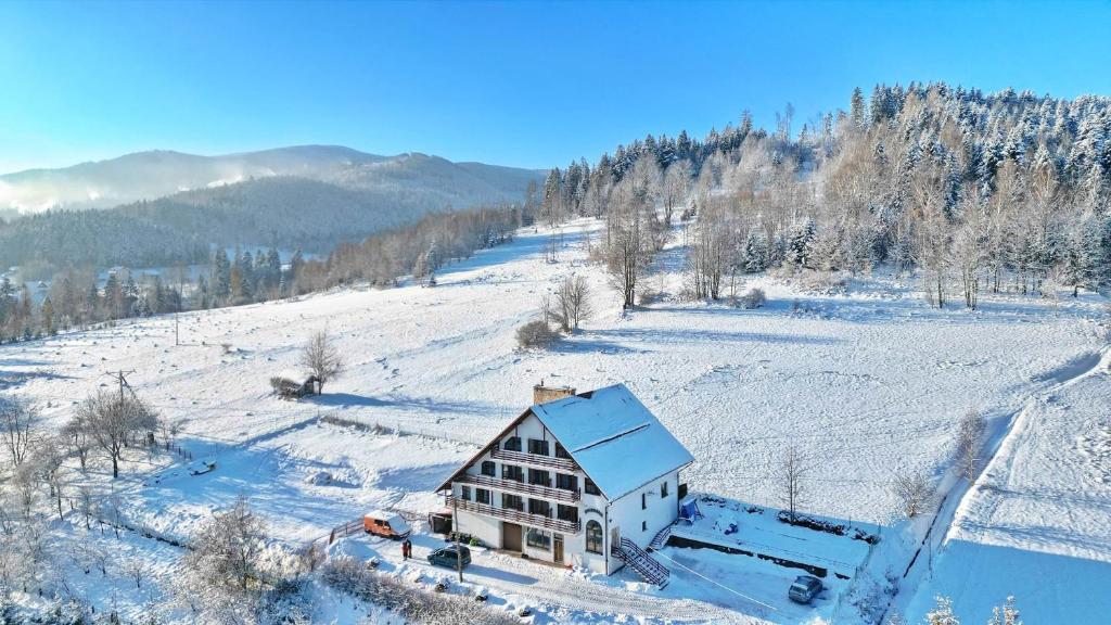 科尔别卢夫Panorama的雪丘上的一座建筑物