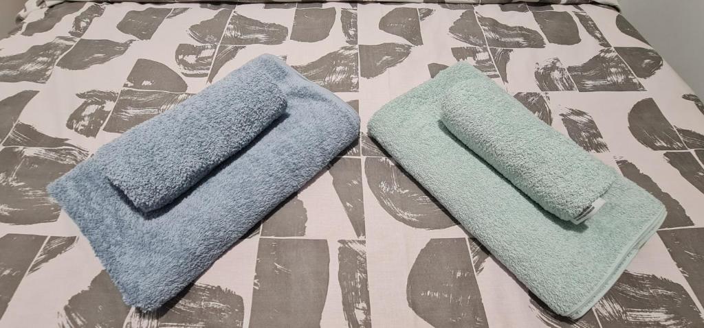 卡泰里尼ΑΘΗΝΑ A7的床上的两条毛巾