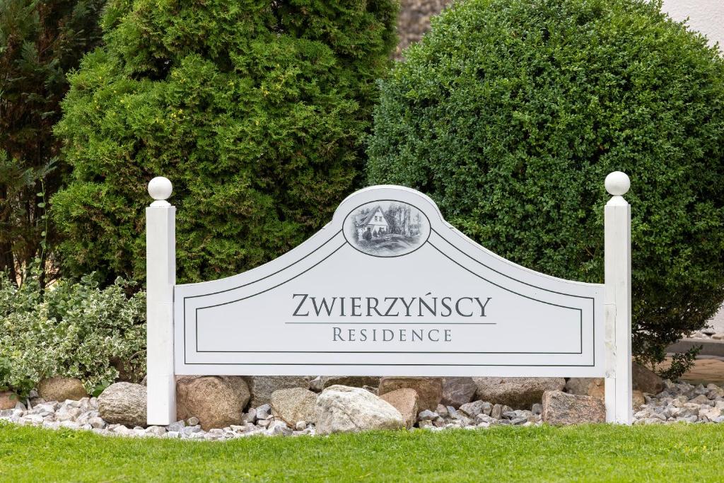 波别罗沃Zwierzyńscy Residence的花园中大学宿舍的标志