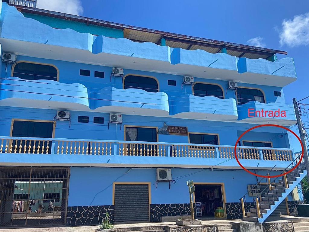 巴克里索莫雷诺港La Casa de Jeimy的一座蓝色的建筑,上面写着移民的字眼