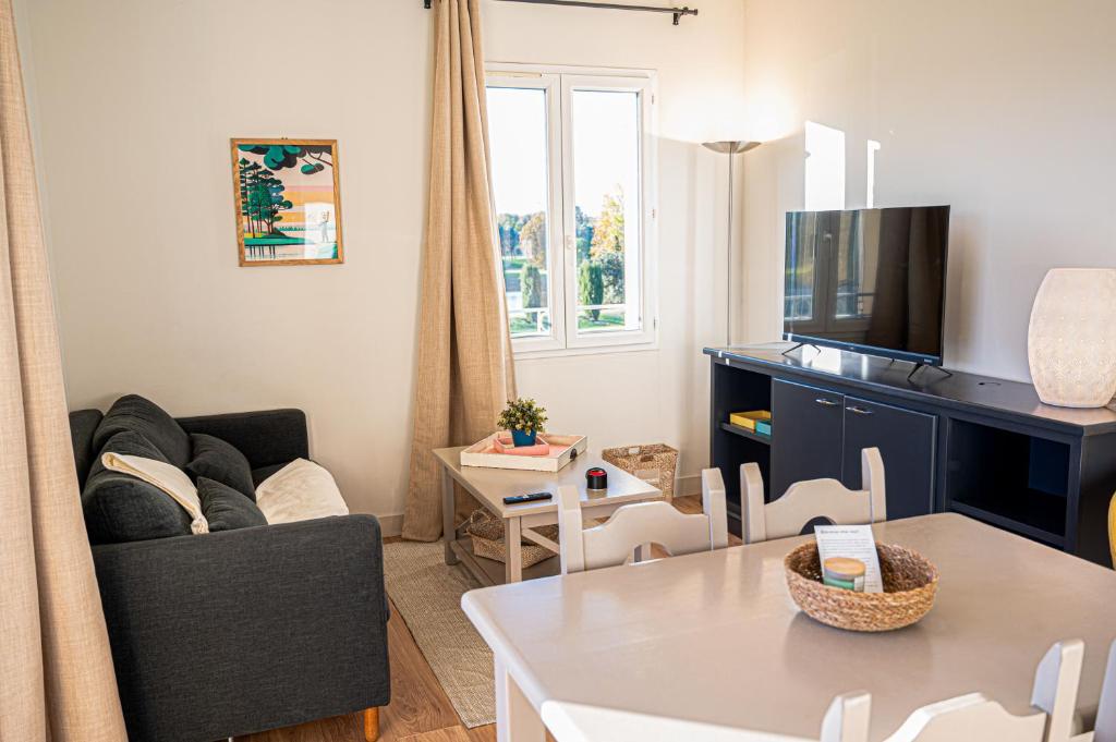 弗代纳La Blanchère, vue golf的客厅配有沙发和桌子