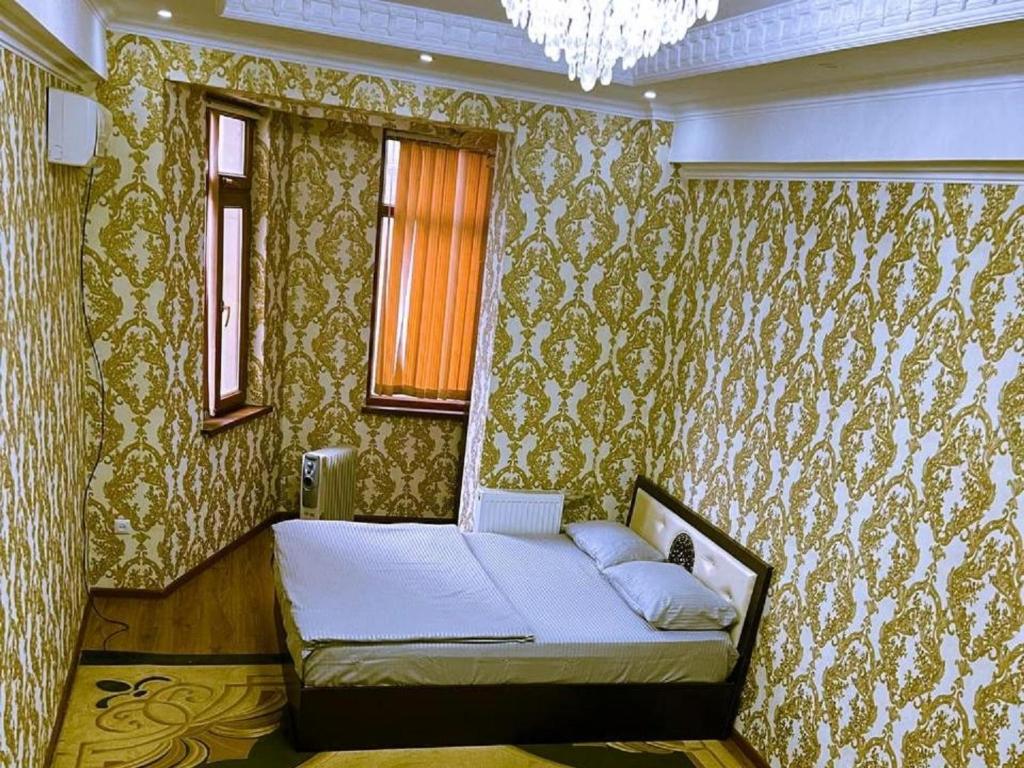 杜尚别one-room apartment in Dushanbe的壁纸客房内的一间卧室配有一张床