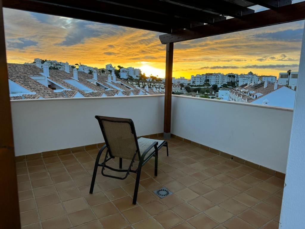 米哈斯Casa Topacio Luxury Villa, 3 bedrooms sleeps 8的市景阳台的椅子