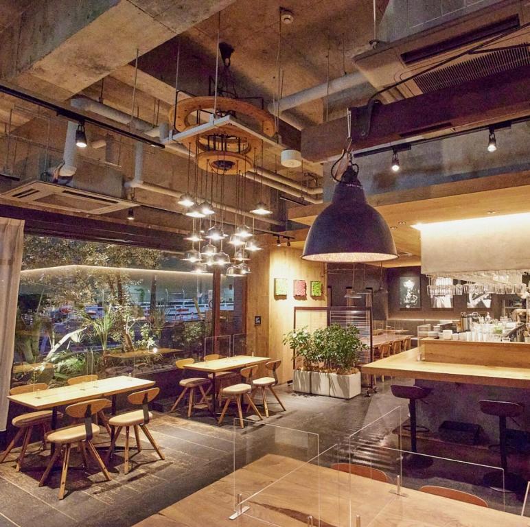 大阪考迪亚大阪酒店的一间在房间内配有桌椅的餐厅