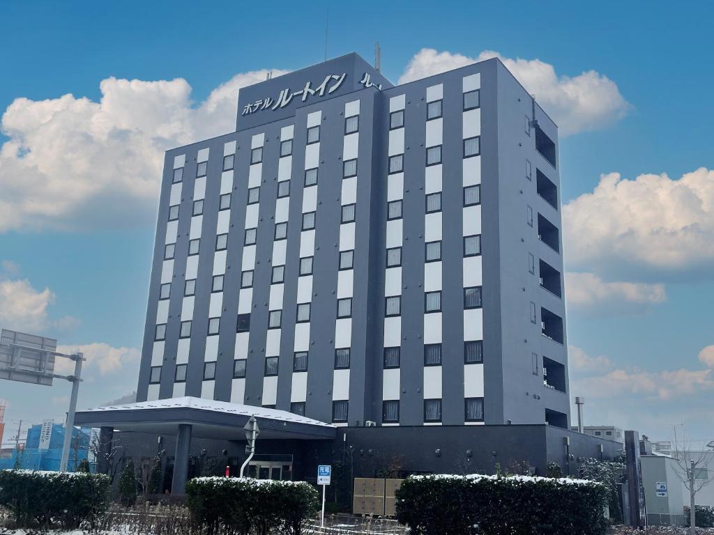 天童市天童旅馆酒店的一座高大的建筑,上面有标志