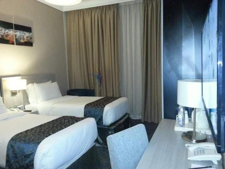 Zāwiyat Nābitعقارات سلامة的酒店客房配有两张床和一张书桌