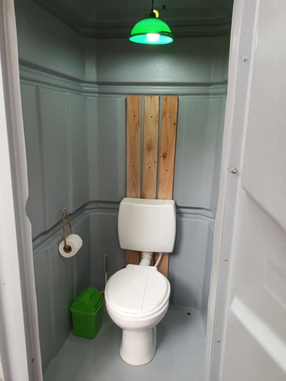 阿祖尔海SHANTI - HOME MAR AZUL的一间设有卫生间和绿灯的小浴室