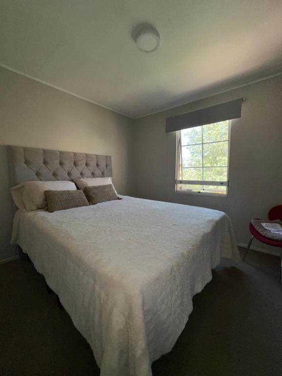 圣地亚哥Casa Fuerteventura的卧室配有一张大白色床和窗户