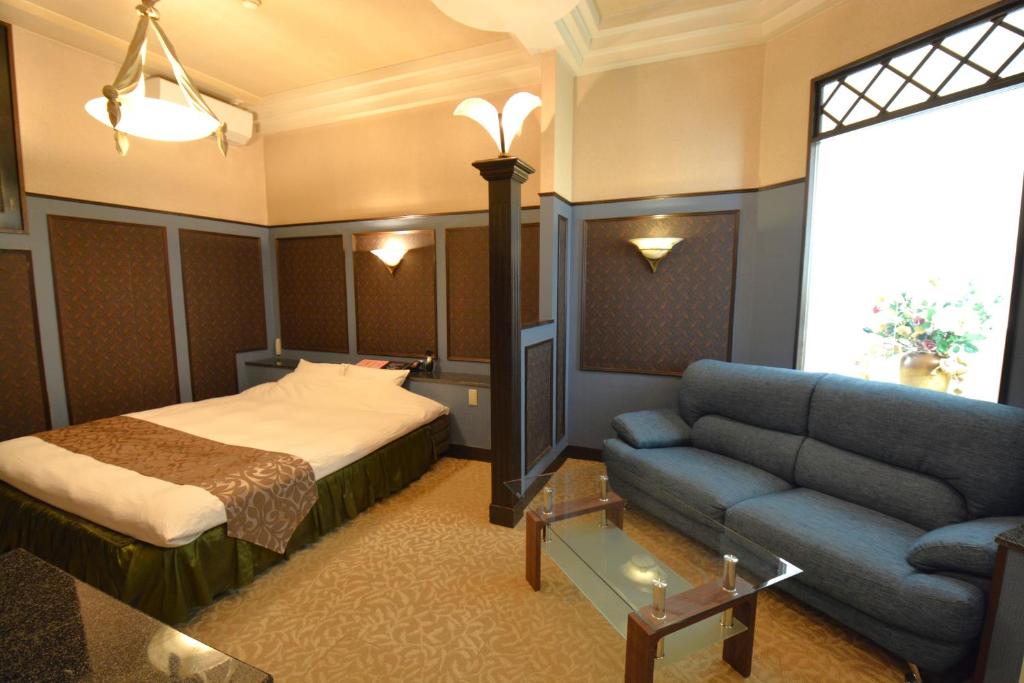 水户水戸PARCO的酒店客房,配有床和沙发