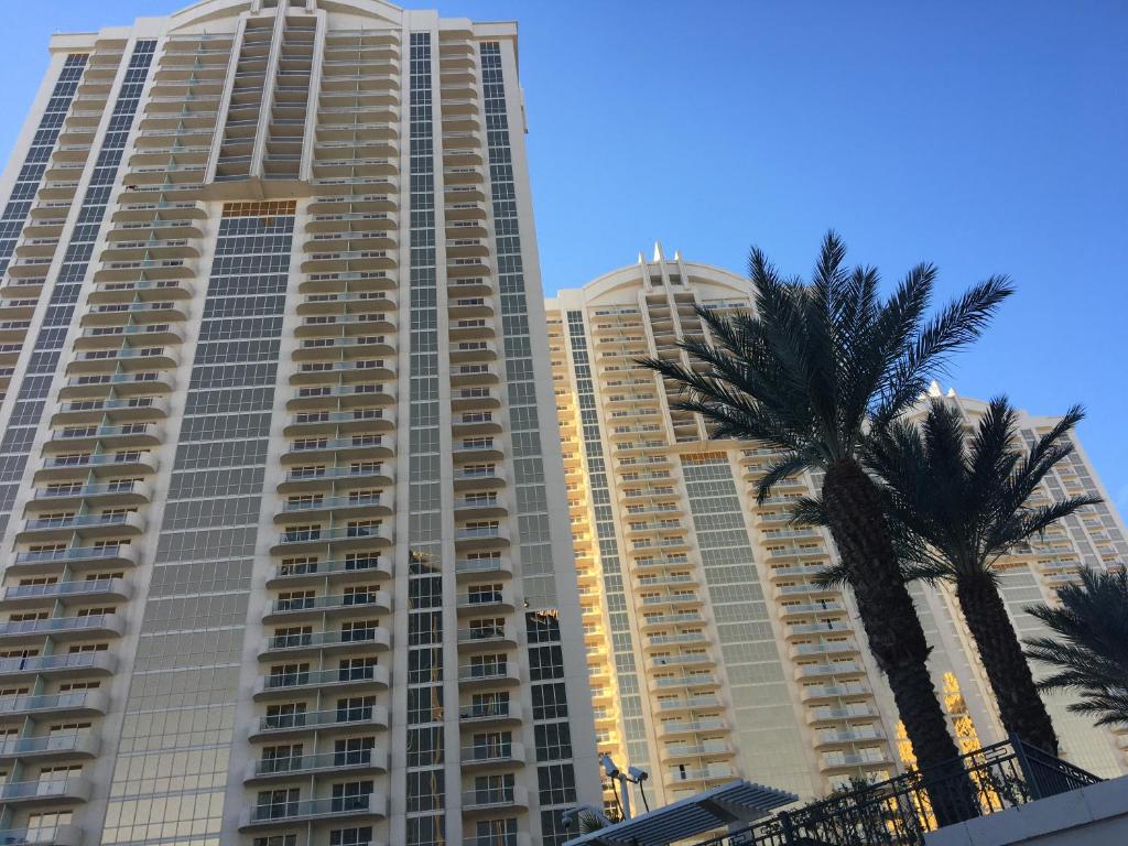 拉斯维加斯MGM Signature Condo Hotel by Owner - No Resort Fee !!的一座高大的建筑,前面有一棵棕榈树