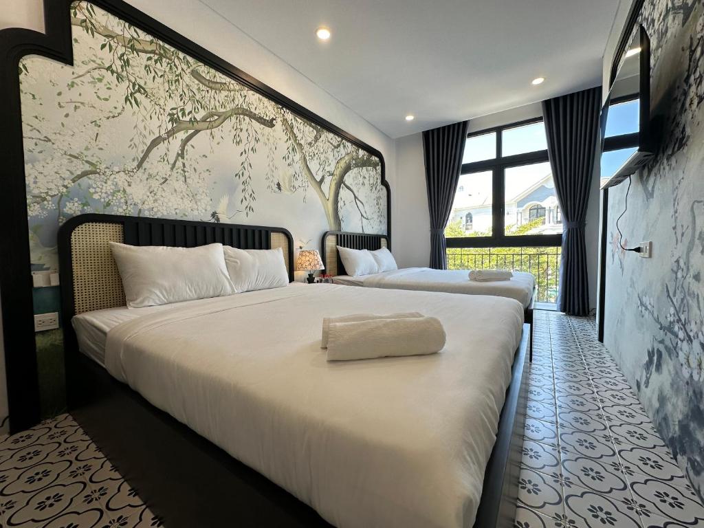富国Mộc Lâm Homestay的一间卧室设有两张床和一张大型壁画
