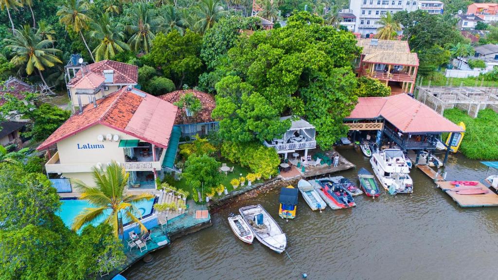 本托塔拉努纳阿育吠陀度假酒店的水中船只房屋的空中景观