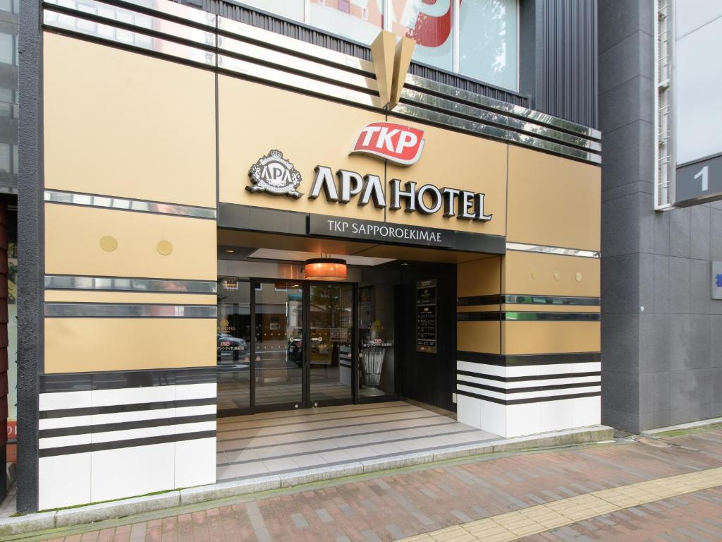 札幌札幌站前APA酒店TKP的城市街道上公寓酒店的入口