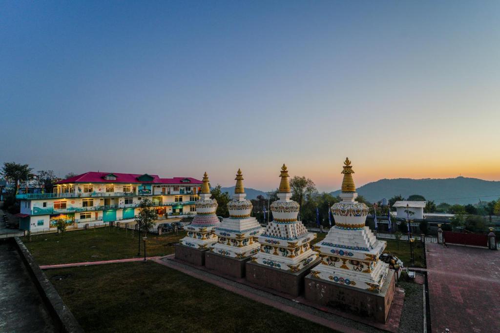 比尔瓦Chokling ArtHouse - The Treasure of Himalayas的享有建筑美景,背景是日落