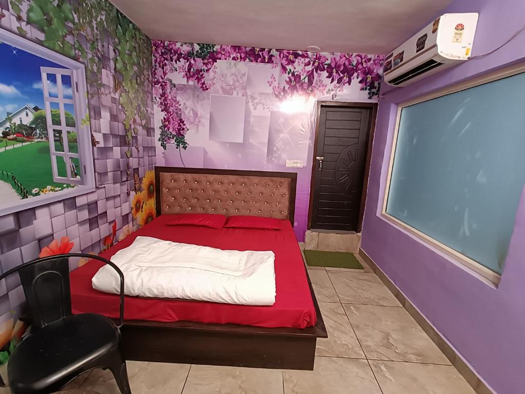 PānīpatSanyam Homestay的一间卧室配有一张床和一把椅子